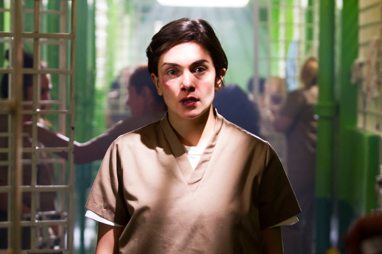 Por su parte,
<b><a href="http://www.univision.com/series/la-piloto/maria-de-la-fuente-es-monica-ortega">Mónica</a></b> comenzó a vivir un verdadero infierno en la cárcel.