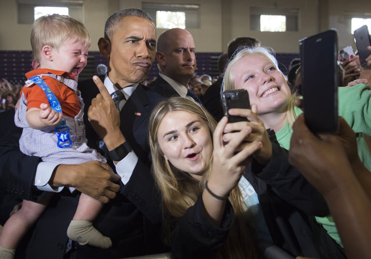 <b>El presidente social media, 2016.</b> Acostumbrado a lidiar con las redes sociales, Barack Obama no pierde oportunidad de demostrar su carisma. Un niño que llora en sus brazos no le impide hacer una pose inolvidable a sus dos seguidoras, que intentar llevarse del encuentro un buen selfie.