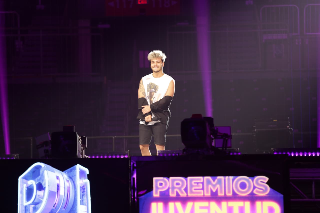 Los influencers son parte fundamental de esta entrega de Premios. Sebastián Villalobos se subió a la tarima para hacer de las suyas.