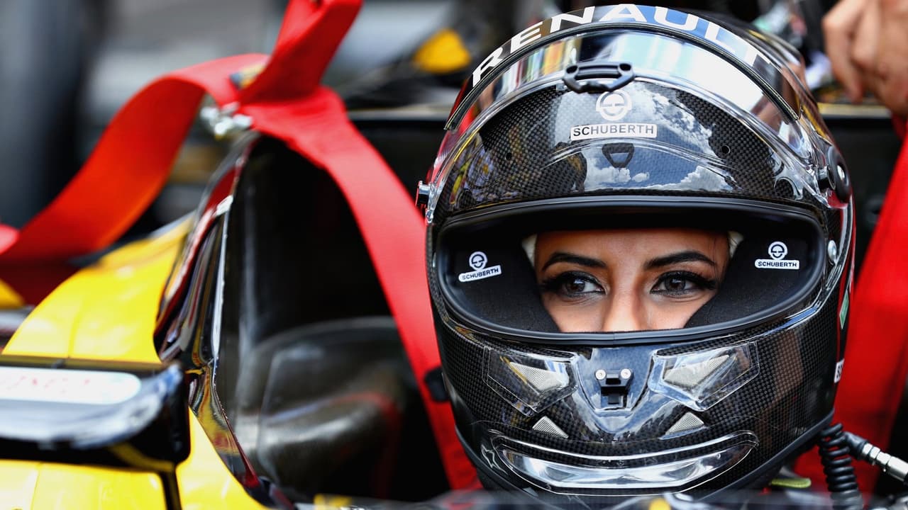 "He sido una apasionada de los deportes del motor desde una edad muy temprana, manejar un vehículo de Fórmula Uno supera mis sueños y todo los que creía posible", dijo Al-Hamad en ocasión de la histórica jornada. Al-Hammad, que también es responsable para la formulación de estrategias para la educación y entrenamiento de mujeres Saudí en deportes del motor.