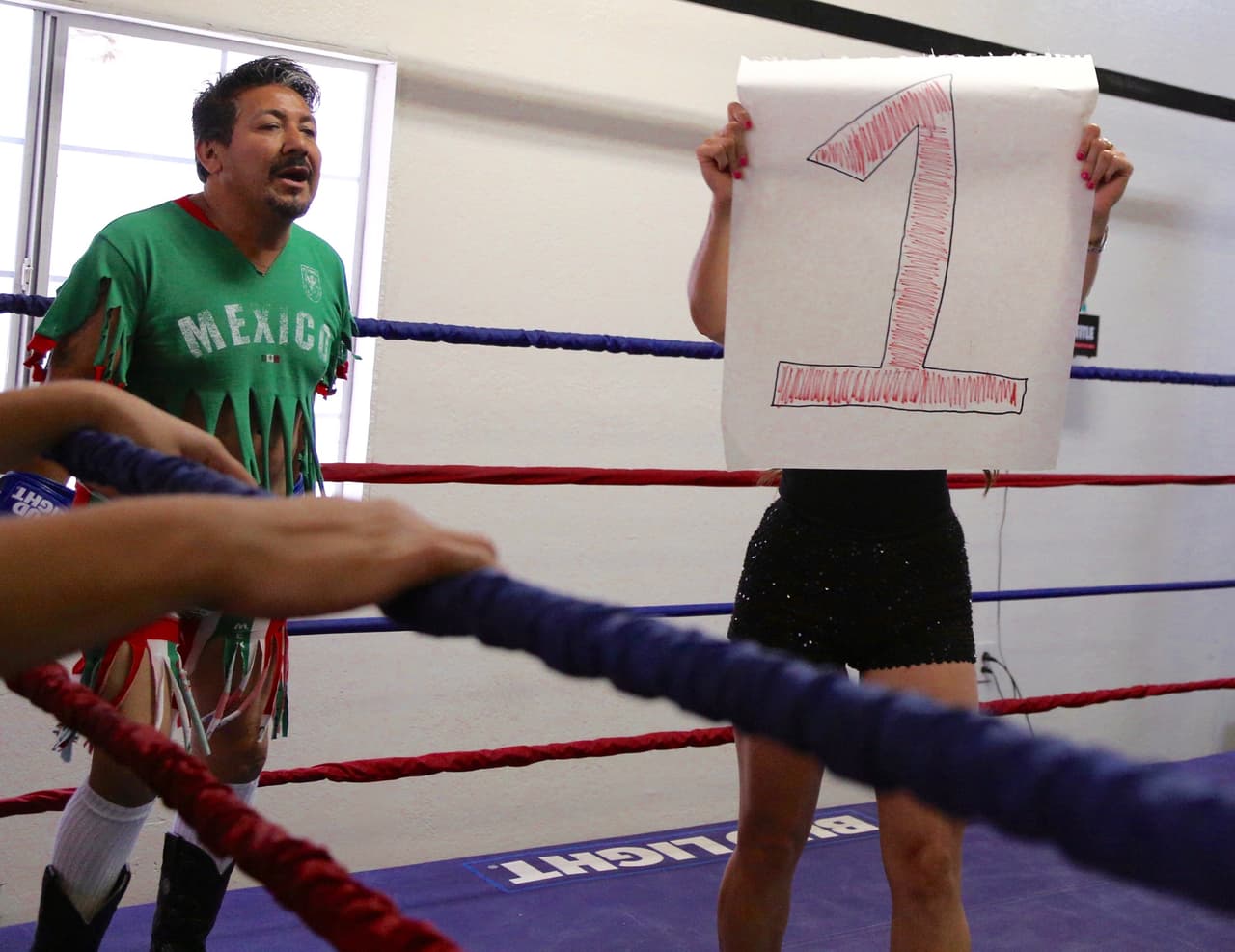 Así pagó la apuesta El Feo a Raúl 'El Pelón' después de la derrota de Julio César Chávez Jr.