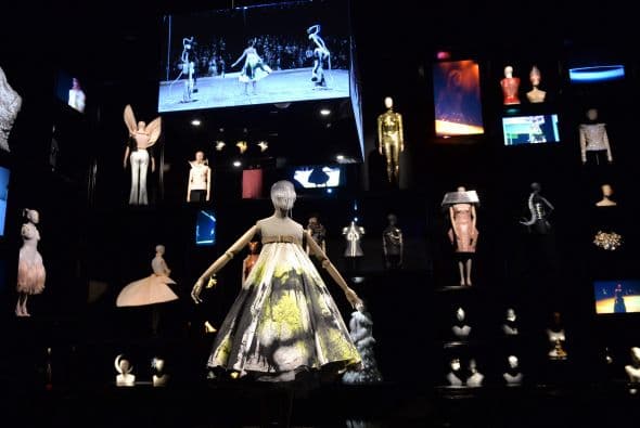Londres, fue la sede para que cientos de prendas espectaculares del diseñador Alexander McQueen fueran mostradas.