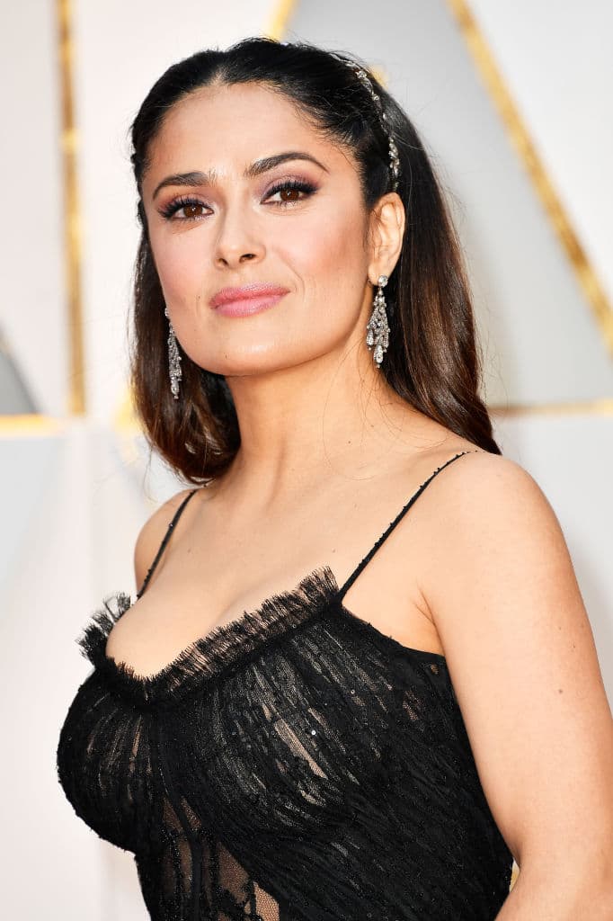 Además, la hija de la actriz, 
<a href="https://www.univision.com/famosos/la-hija-de-salma-hayek-habla-4-idiomas-y-vive-alejada-de-la-tecnologia-asi-es-su-sencilla-vida-video">Valentina</a>, confesó que ella si ha visto a los fantasmas dos veces. Salma incluso decidió contratar a un especialista para liberarse de los espíritus, pero en el programa contó que al menos dos siguen ahí.