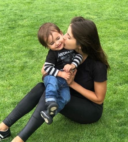 Pero la actriz de 30 años de edad no tardó en defender a su primogénito de los comentarios negativos que recibió el menor.