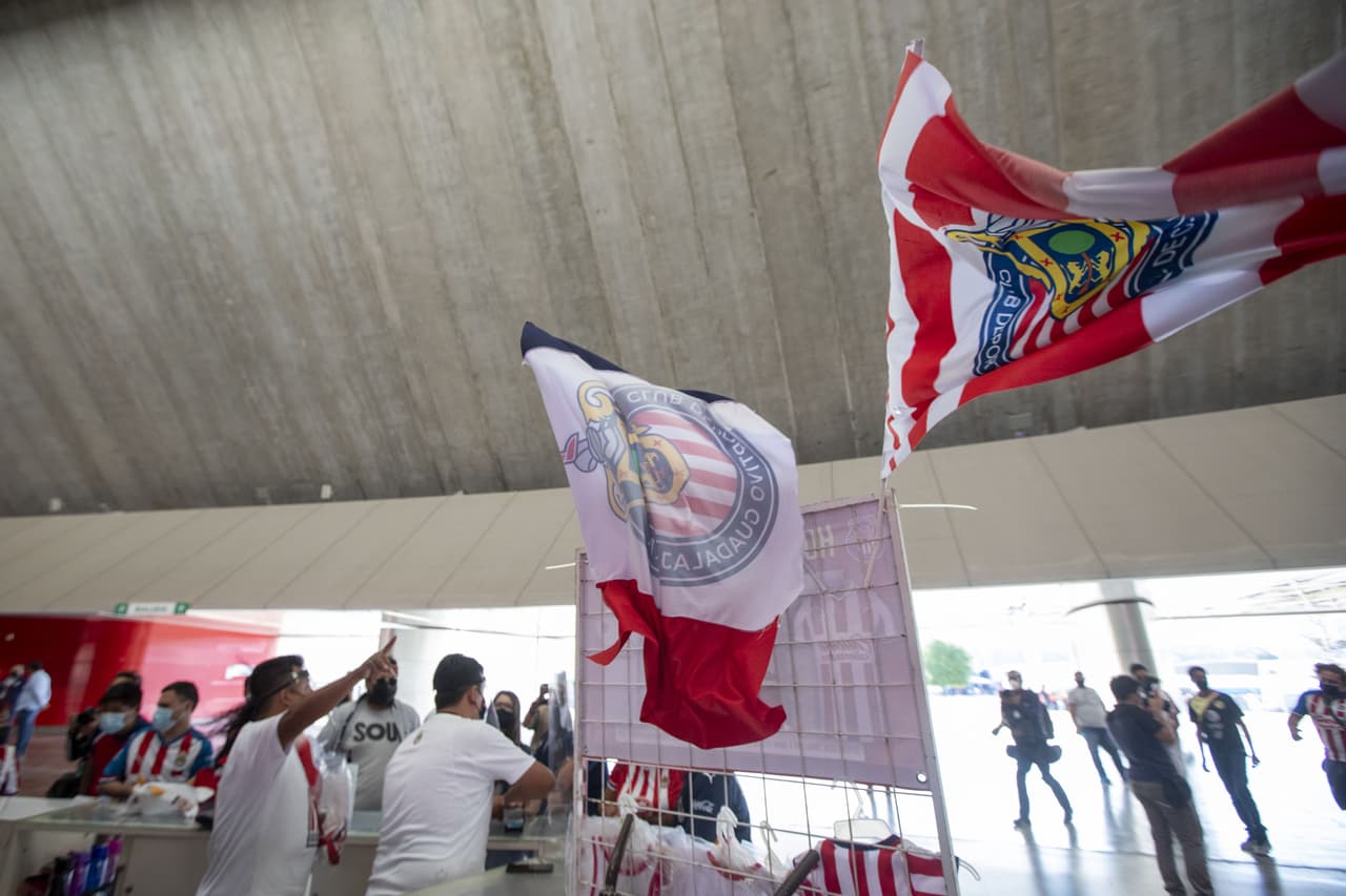 Los afortunados aficionados que consiguieron boleto para el partido más esperado de la temporada regular, comienzan a tomar sus lugares en el Estadio Akron a minutos del pitazo inicial.