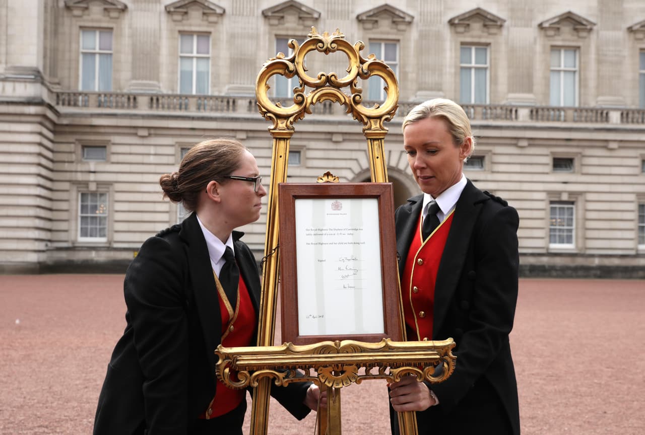 Por protocolo real, un anuncio se colocó a las afueras del palacio de Buckingham, donde otro grupo de personas se reunieron con cámaras en mano para capturar el histórico momento.