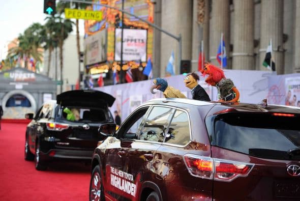 Los famosos títeres llegaron al Capital Theatre durante la premier de su más reciente película y sus fieles fanáticos se apoderaron del boulevard de las estrellas en Hollywood. Muppets Most Wanted es una comedia musical escrita por Bobin y Nicholas Stoller y continúa la saga de 2011 ‘The Muppets’. Esta vez, la rana Kermit y sus amigos se verán envueltos involuntariamente en un crimen internacional, mientras se encontraban de gira por Europa.