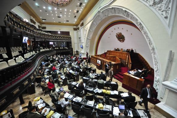 Chávez fue habilitado por el Parlamento, de mayoría oficialista, para legislar por decreto y sin debate durante 18 meses, en una decisión sancionada dos semanas antes de la entrada en funciones de un nuevo Legislativo que no será de amplia mayoría chavista como el actual.