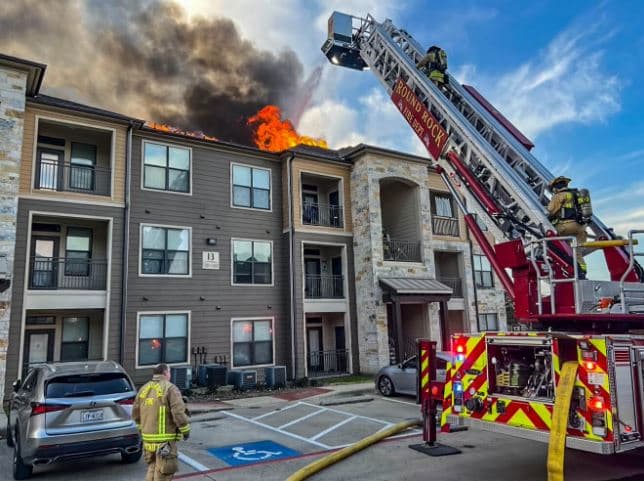 Residentes de 21 unidades de apartamentos fueron desplazados debido a un incendio en Round Rock