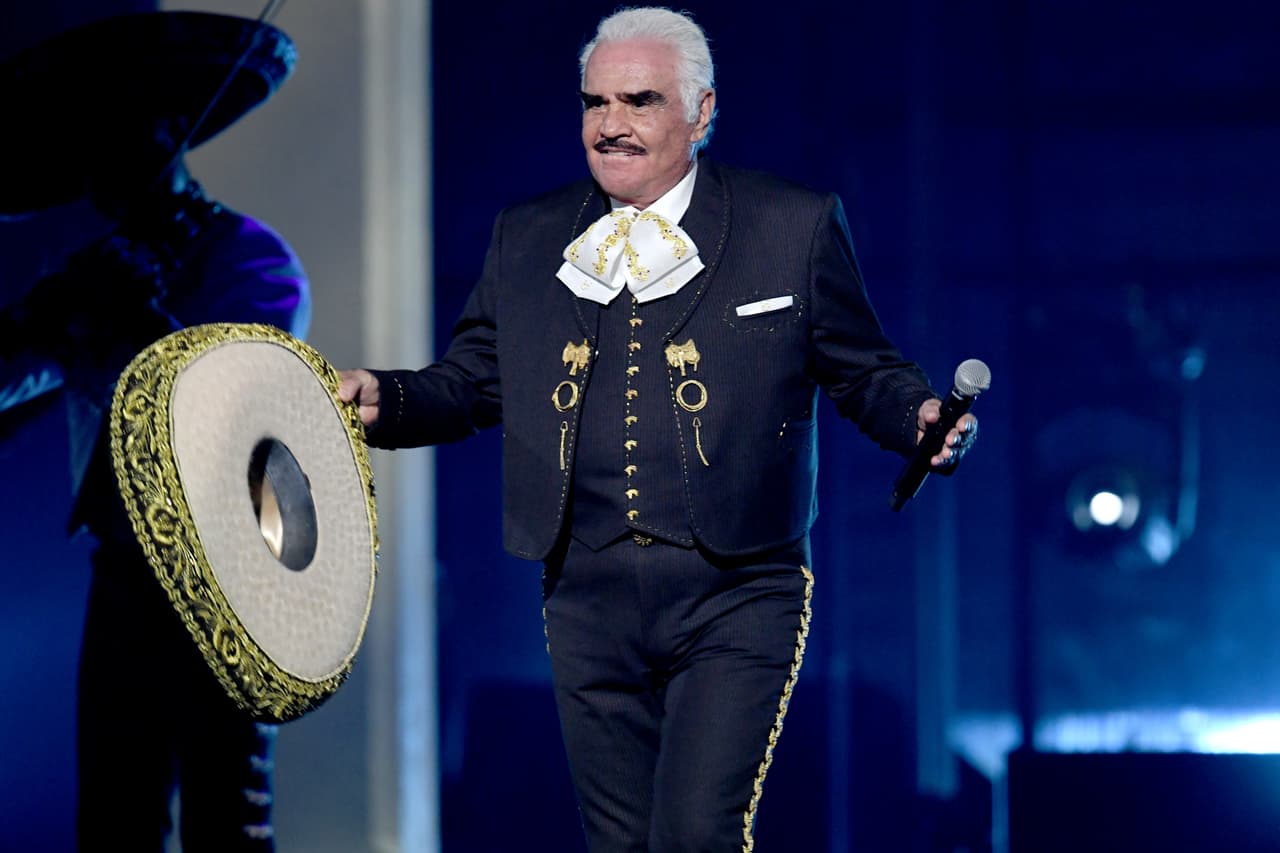 Antes de abandonar el escenario, Vicente Fernández le comentó al público: "Saben que se quedan aquí (dijo señalando su corazón) hasta 
<b>el día en que me sepulten</b>".
<br>