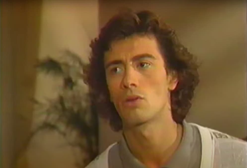 El personaje de José Antonio se eliminó en esta versión y en su lugar apareció Raúl, interpretado por Miguel Pizarro, el primo de su mejor amiga a quien enamora al ser millonario. Sin embargo, a causa de su poca estabilidad mental y tendencias suicidas, no logran ser felices juntos.