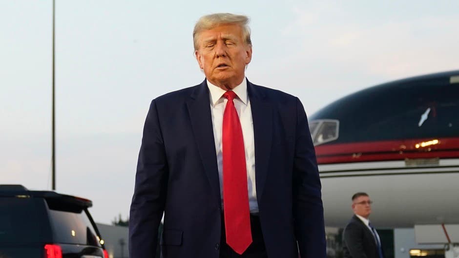 Trump se entregó a la justicia por cuarta vez: así lo acorralan los casos que enfrenta