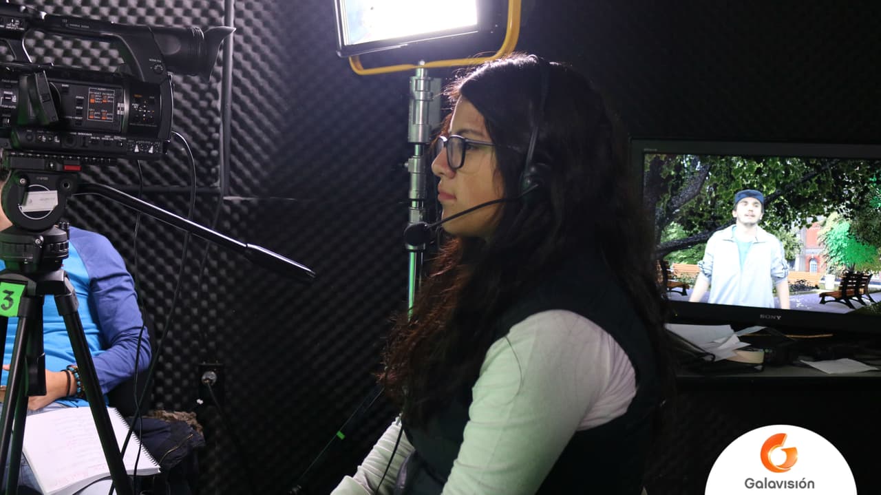 La camarógrafa siempre atenta para comenzar a grabar.