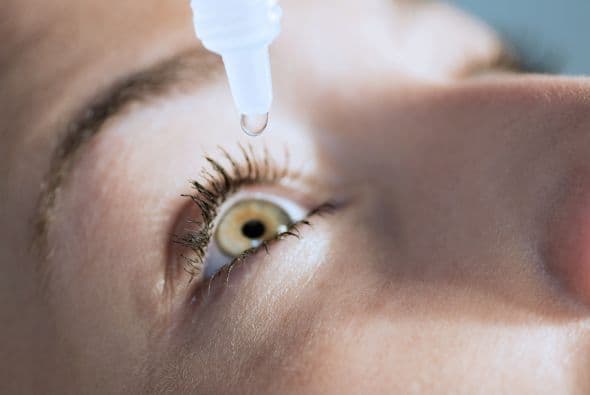 ¿Qué hacer? Para evitar este problema, jamás dejes que el pico entre en contacto con tus ojos, ni con tus manos.