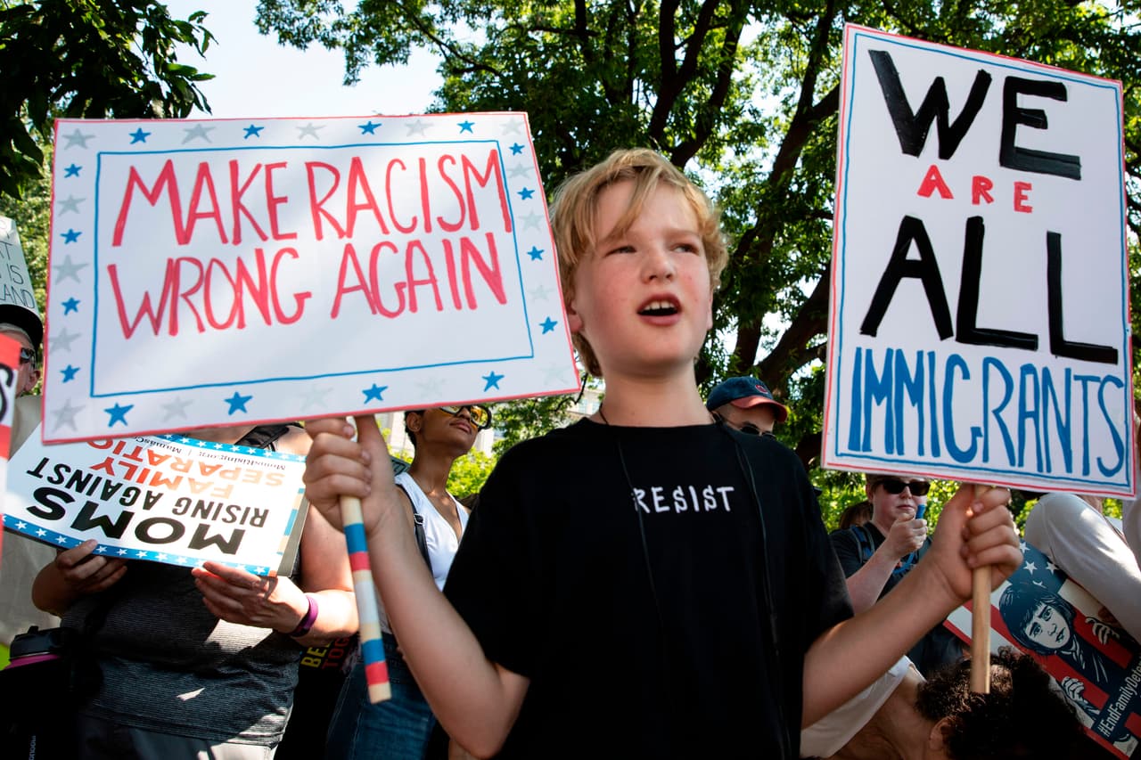Este niño se sumó a la marcha en Washington, DC, con un letrero que decía "Hagamos que el racismo sea algo malo otra vez". (Alex Edilman AFP / Getty Images)