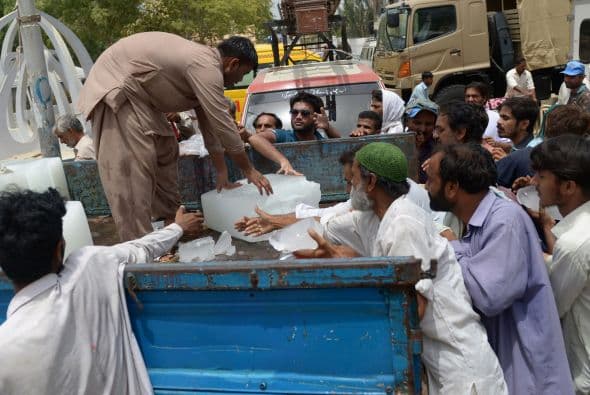 La Autoridad Nacional de Gestión de Desastres ha situado tanques de agua en la urbe. Paquistaníes reciben hielo afuera de un hospital en Karachi.