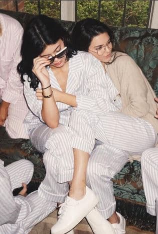 Kendal Jenner es otra de las famosas que sabe adaptar sus gafas a sus looks.
