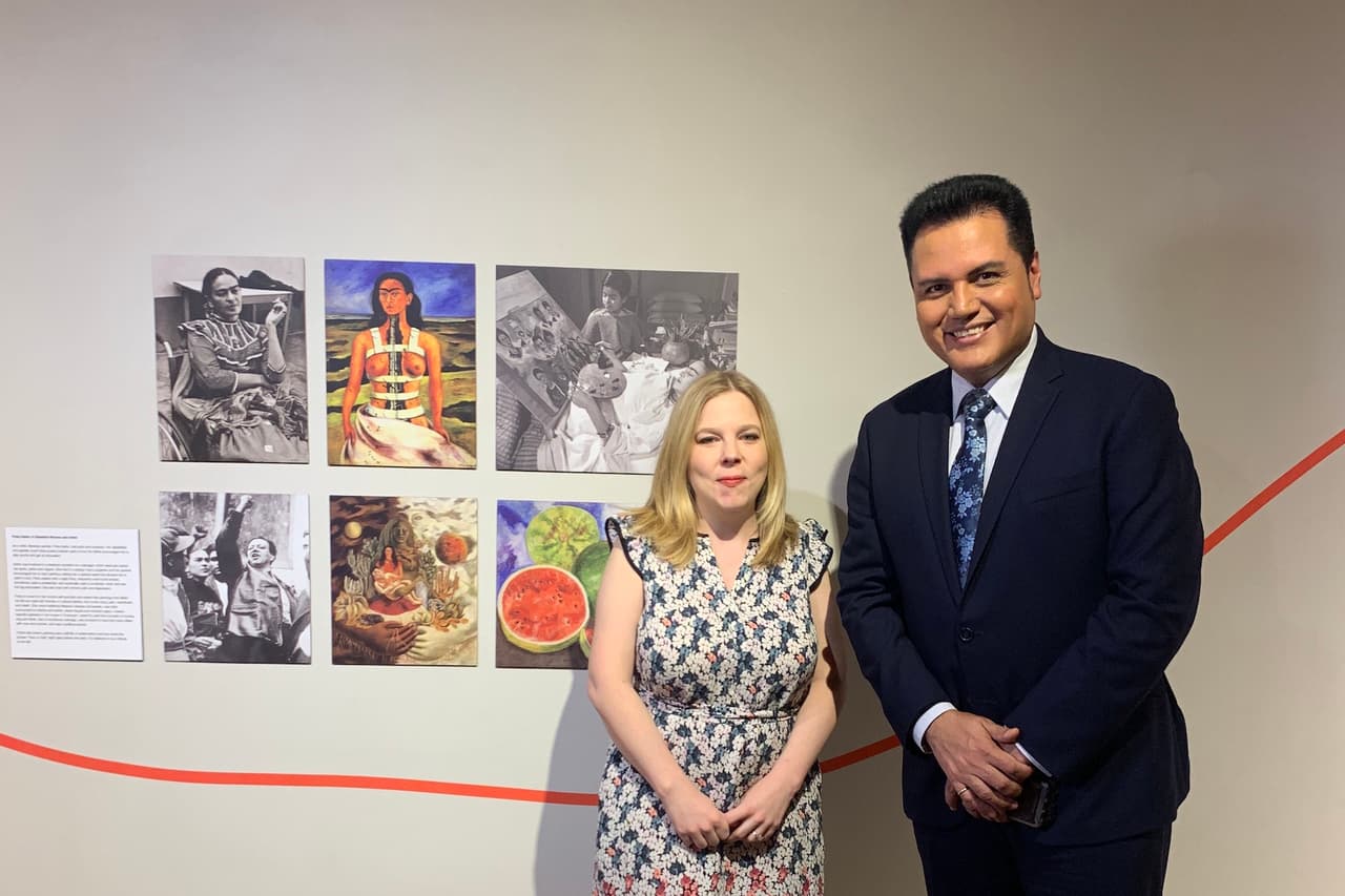 La fotógrafa, Tara Ahern, se conectó al proyecto a través de su propia experiencia como mujer con distrofia muscular y escoliosis y con un amor por Frida.