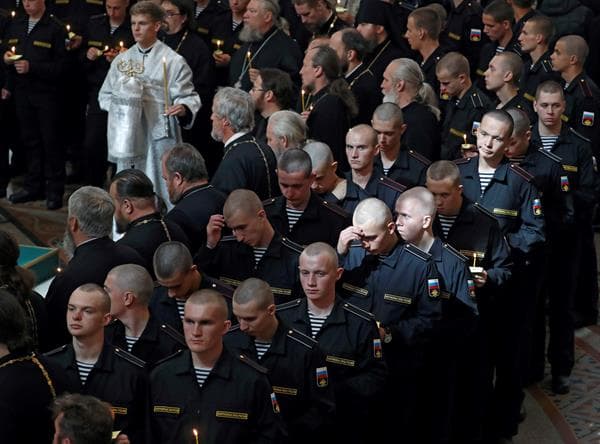 <b>Submarino nuclear Losharik (Rusia):</b> Tras sufrir un incendio en el Mar de Barents en julio de 2019, 14 marinos fallecieron por inhalación de humo tóxico. En la imagen se puede ver a sacerdotes ortodoxos, civiles y marineros durante el funeral, en la localidad de Kronshtadt, cerca de San Petersburgo.