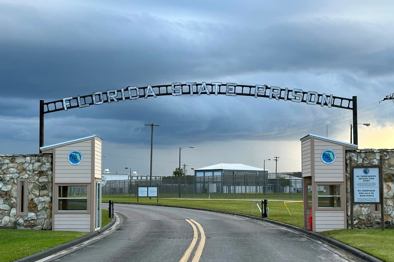 Las nubes se ciernen sobre la entrada de la Prisión Estatal de Florida en Starke, Florida, el 3 de agosto de 2023.