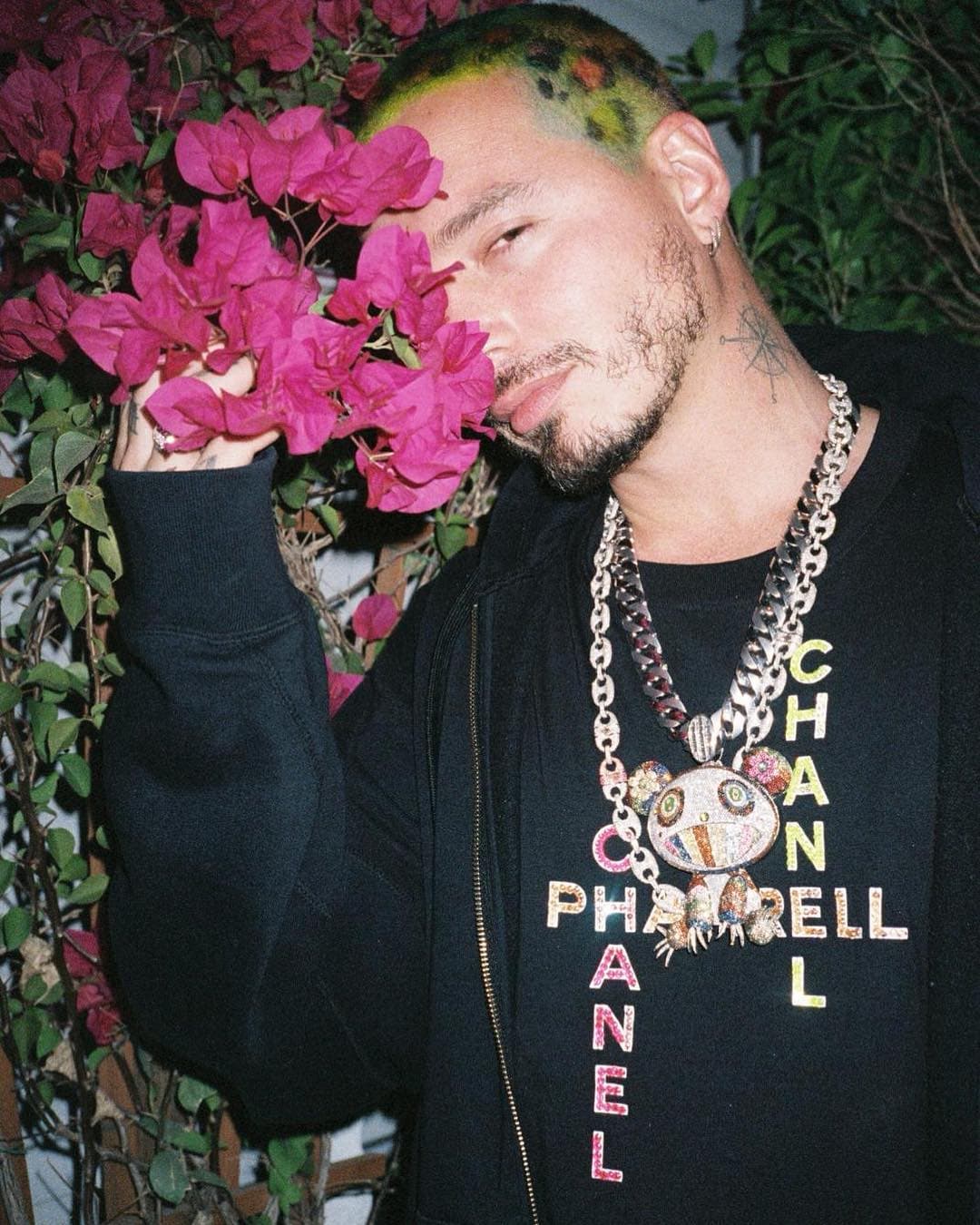 En el cuello tiene más, como el de esta brújula.