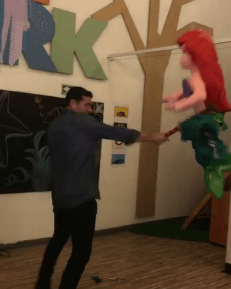 El esposo de Jacqueline y padre de sus hijas, Martín Fuentes, estuvo presente para romper la divertida piñata.