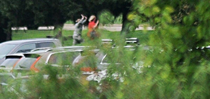 Personas corren de la base aérea en Ohio.