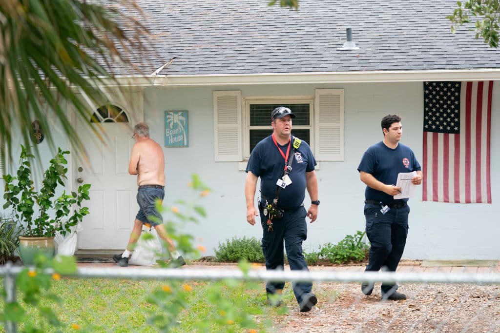 Bomberos recorren puerta a puerta las calles de Panacea, condado de Wakulla, advirtiendo a las personas sobre los peligros de Helene.