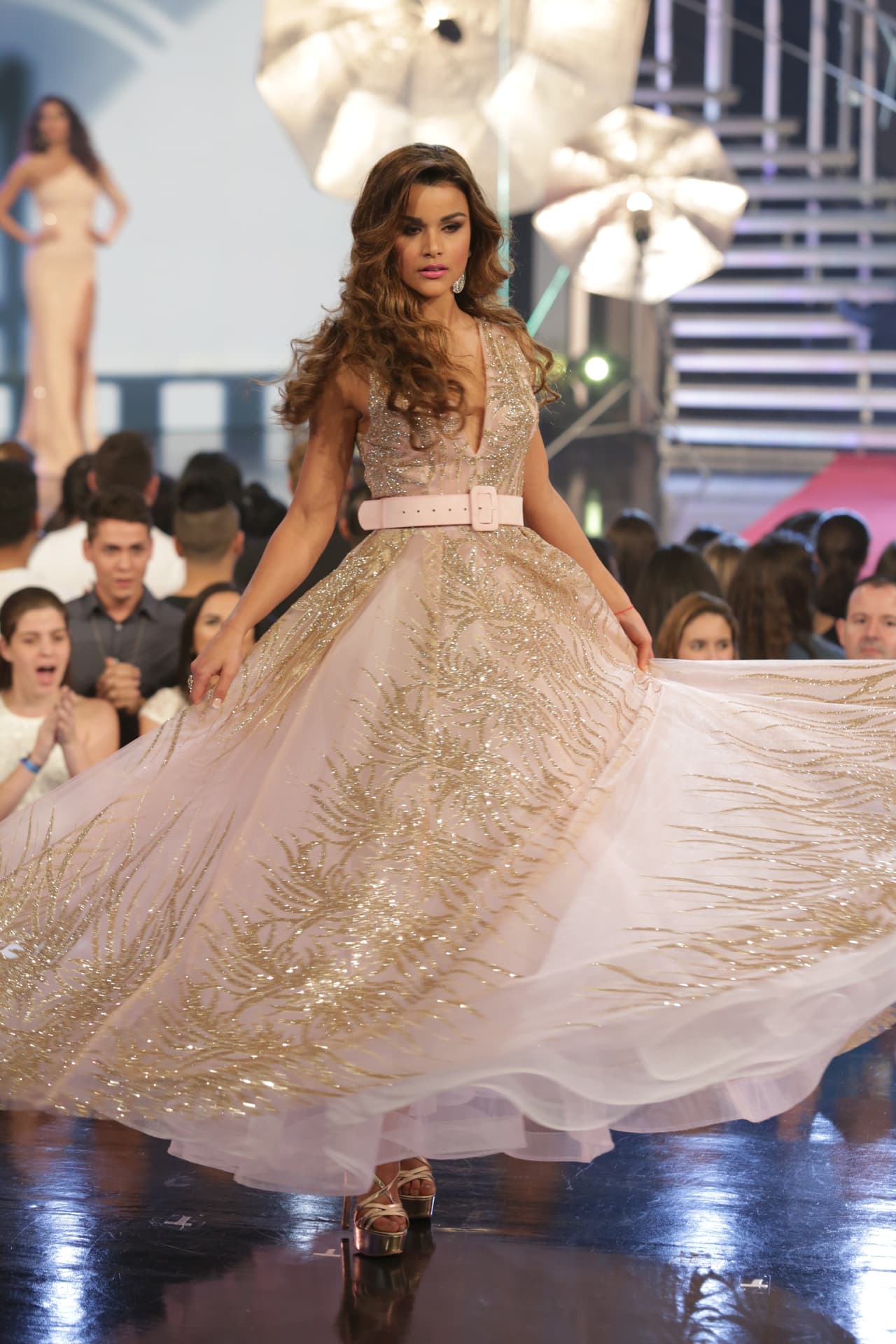 Espectaculares en trajes de gala, las bellas desfilaron sobre el escenario demostrando al público por qué merecen convertirse en reinas de NBL VIP.