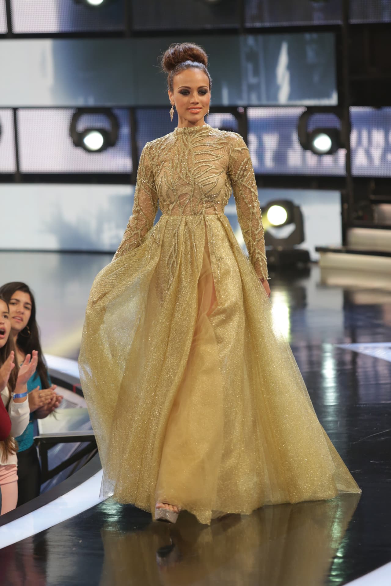 Espectaculares en trajes de gala, las bellas desfilaron sobre el escenario demostrando al público por qué merecen convertirse en reinas de NBL VIP.