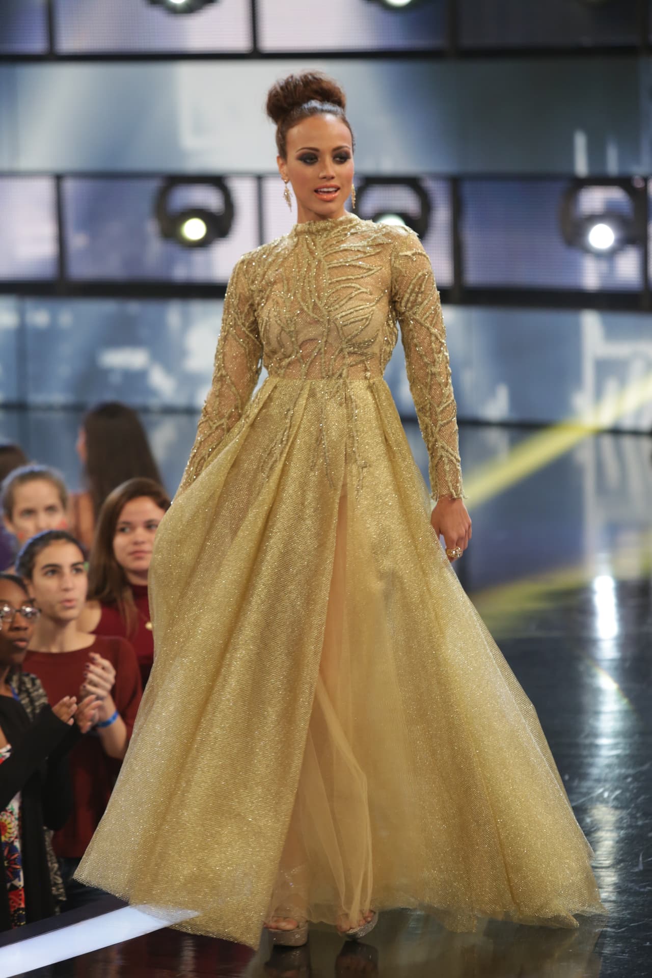 Espectaculares en trajes de gala, las bellas desfilaron sobre el escenario demostrando al público por qué merecen convertirse en reinas de NBL VIP.