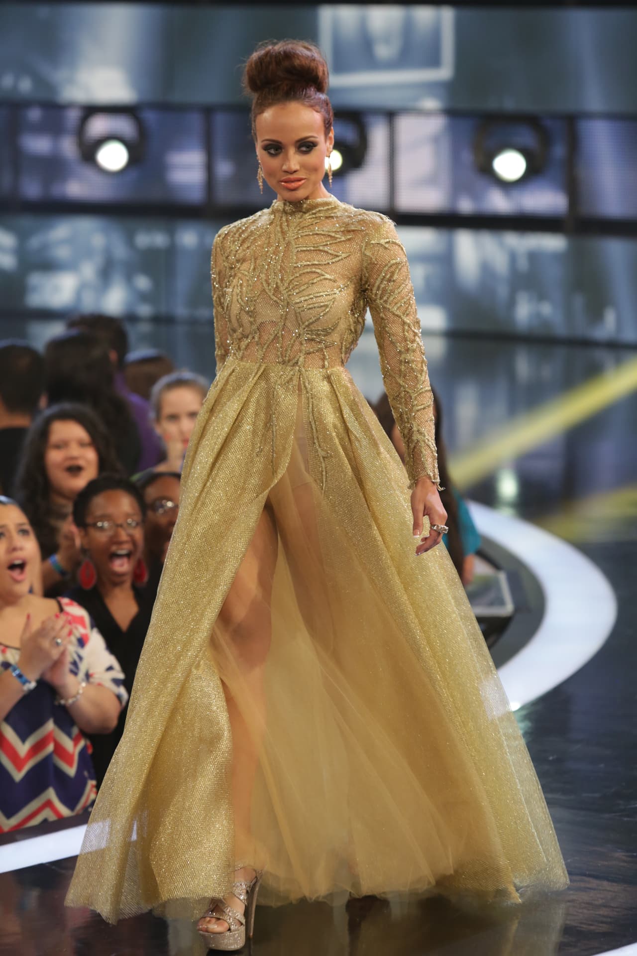 Espectaculares en trajes de gala, las bellas desfilaron sobre el escenario demostrando al público por qué merecen convertirse en reinas de NBL VIP.