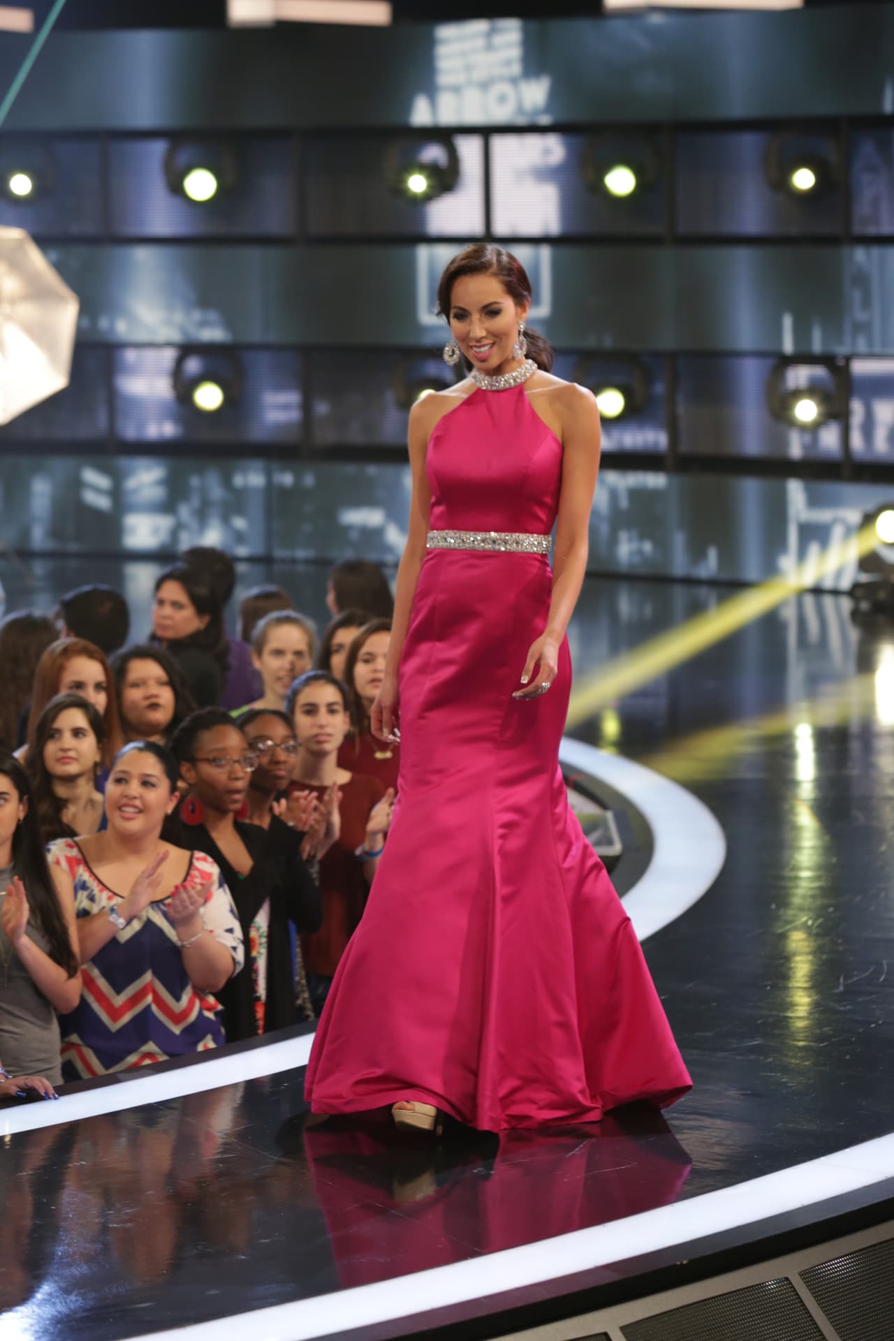 Espectaculares en trajes de gala, las bellas desfilaron sobre el escenario demostrando al público por qué merecen convertirse en reinas de NBL VIP.