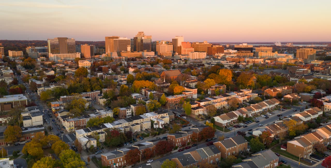 <b> 46. Wilmington, Delaware.- </b>Considerada la ciudad más grande de su estado, este lugar obtuvo 55.47 puntos de los 100 a evanluar en la lista de los mejores sitios para conseguir un nuevo empleo. En este sitio, el río Christina y el riachuelo de Brandywine desembocan en el río Delaware y fue el lugar de la actriz de teatro y cine, Herta Ware.
<br>