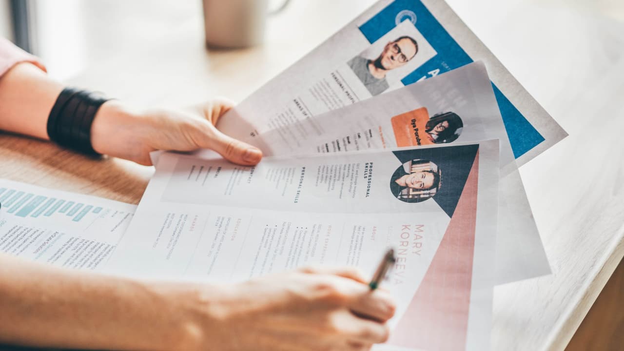 <h3 class="cms-H3-H3">Quién califica y bajo qué condiciones </h3>
<br>Para recibir el beneficio, TWC revisa tres cosas:
<br>📌Que
<b>hayas ganado un salario mínimo</b> en los últimos 18 meses.
<br>
<br>📌Que la razón de tu separación sea válida:
<b>despido sin culpa, reducción de personal o de horas. </b>
<br>Que
<b>estés disponible para trabajar</b> y en búsqueda activa de empleo.
<br>
<br>📌El registro en WorkInTexas.com es obligatorio, pues
<b> allí se comprueba tu búsqueda de empleo.</b>