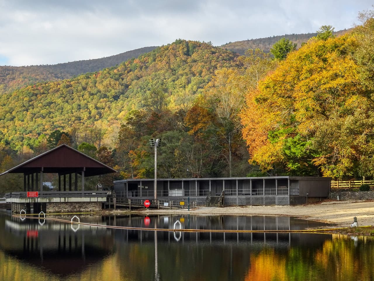 <b>Vogel State Park (Blairsville) </b>
<br>
<b>Sitio web</b>: 
<a href="https://gastateparks.org/Vogel">https://gastateparks.org/Vogel</a> 
<br>
<a href="https://maps.app.goo.gl/SFaiU7di5vYqDGxz8"><b>Cómo llegar</b></a>
<b> </b>
<br>
<br>El sendero Bear Hair Gap Trail de 4 millas es una agradable excursión de un día para aventureros experimentados, ya que ofrece una vista panorámica del lago del parque. Para una caminata más fácil, siga el Lake Loop hasta una pequeña cascada debajo de la presa. Las sinuosas carreteras alrededor de Vogel, en particular Wolf Pen Gap Road, ofrecen algunos de los paisajes otoñales más bonitos del norte de Georgia.