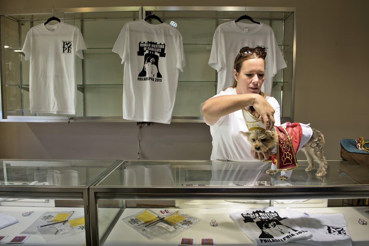 El "merchandising" no se hizo esperar en la visita papal, aquí algunos de esos recuerditos cuya venta, sin duda, ha ayudado a la economía de Filadelfia.