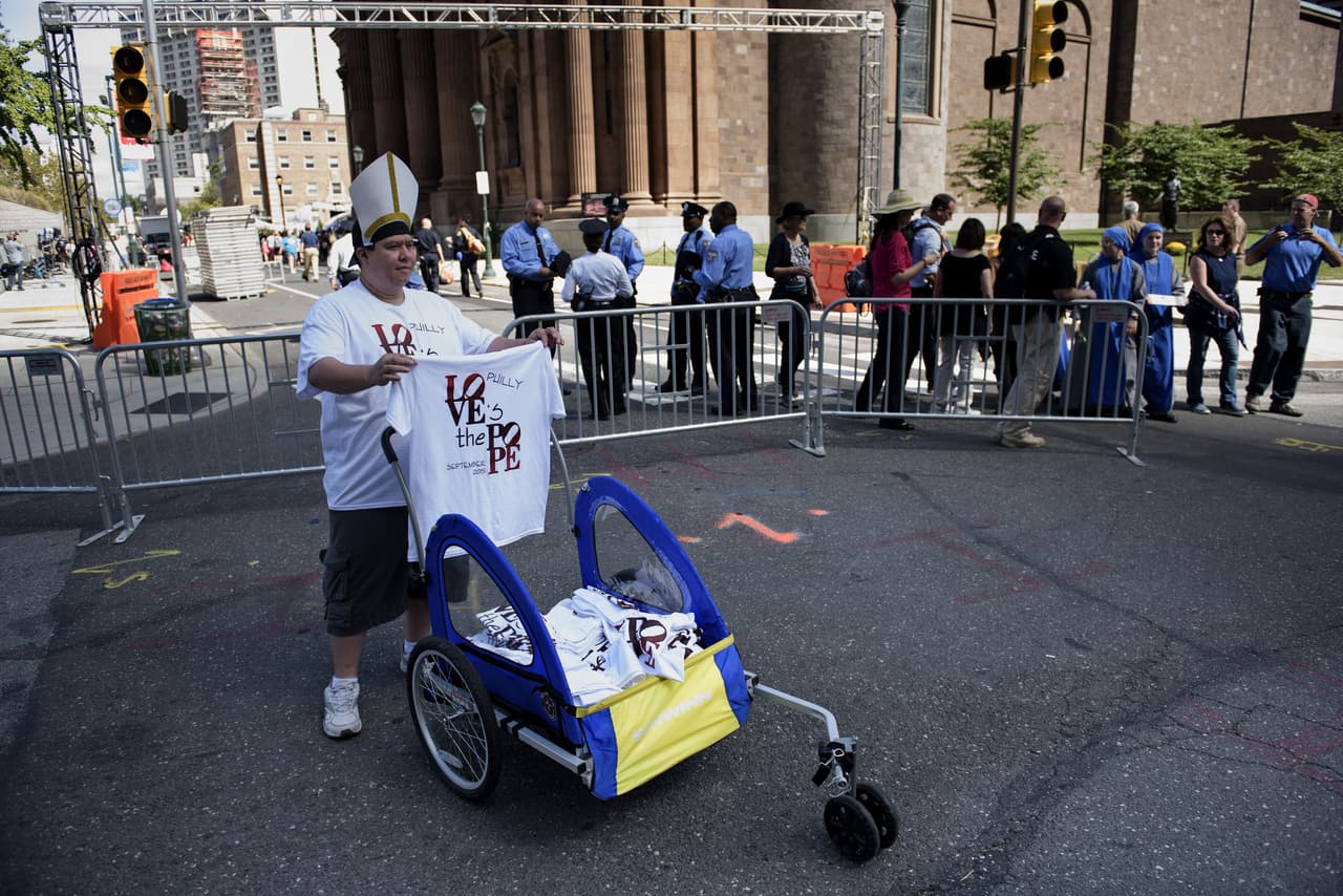 El "merchandising" no se hizo esperar en la visita papal, aquí algunos de esos recuerditos cuya venta, sin duda, ha ayudado a la economía de Filadelfia.