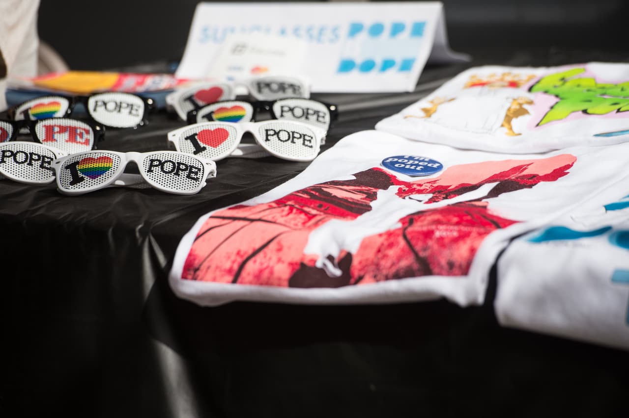 El "merchandising" no se hizo esperar en la visita papal, aquí algunos de esos recuerditos cuya venta, sin duda, ha ayudado a la economía de Filadelfia.