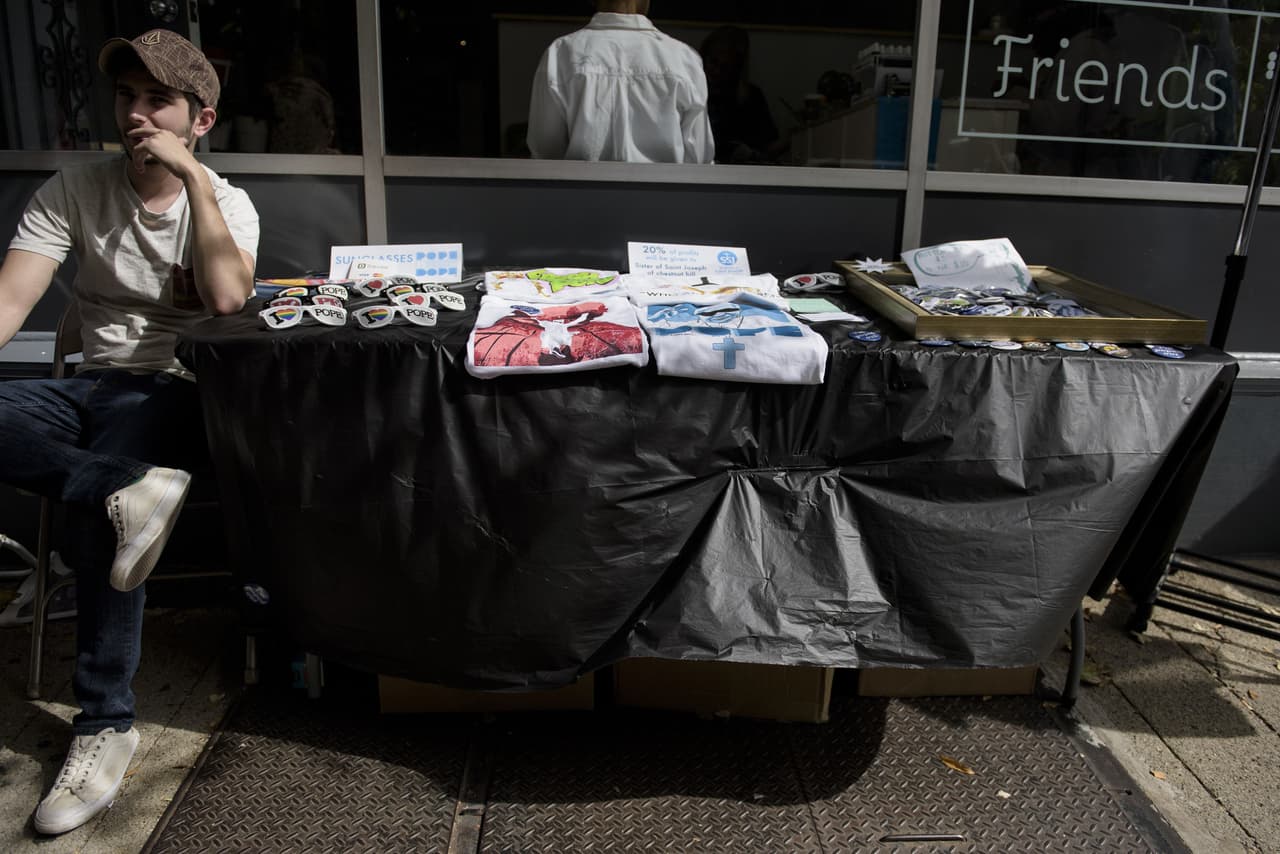 El "merchandising" no se hizo esperar en la visita papal, aquí algunos de esos recuerditos cuya venta, sin duda, ha ayudado a la economía de Filadelfia.
