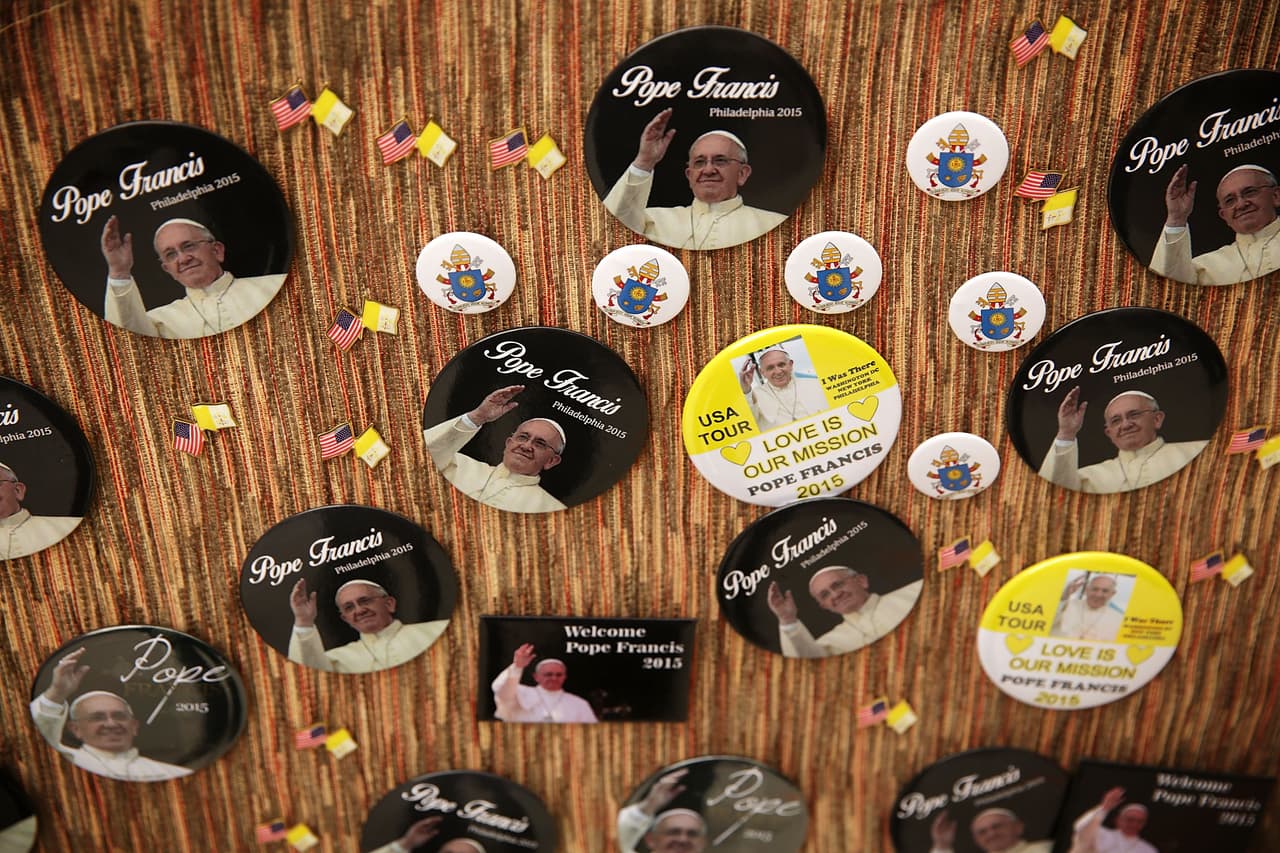 El "merchandising" no se hizo esperar en la visita papal, aquí algunos de esos recuerditos cuya venta, sin duda, ha ayudado a la economía de Filadelfia.