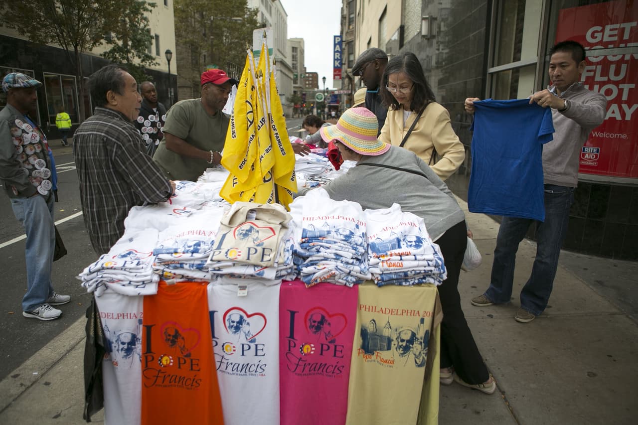El "merchandising" no se hizo esperar en la visita papal, aquí algunos de esos recuerditos cuya venta, sin duda, ha ayudado a la economía de Filadelfia.