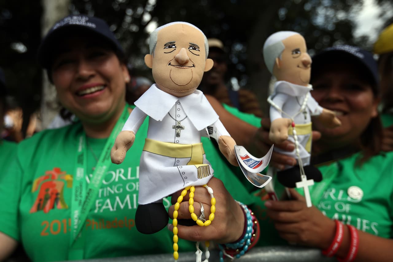 El "merchandising" no se hizo esperar en la visita papal, aquí algunos de esos recuerditos cuya venta, sin duda, ha ayudado a la economía de Filadelfia.
