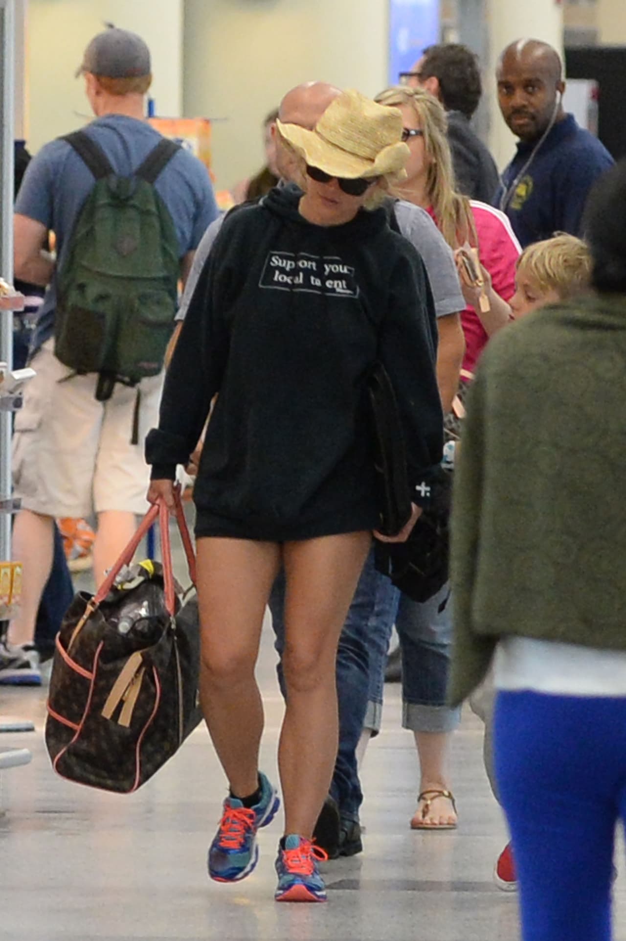 Britney Spears lo vuelve a hacer, parece que la cantante adora estar desarreglada y es que esa sudadera enorme con esos tenis muy coloridos y el sombrero tejano no el favorecen en nada.