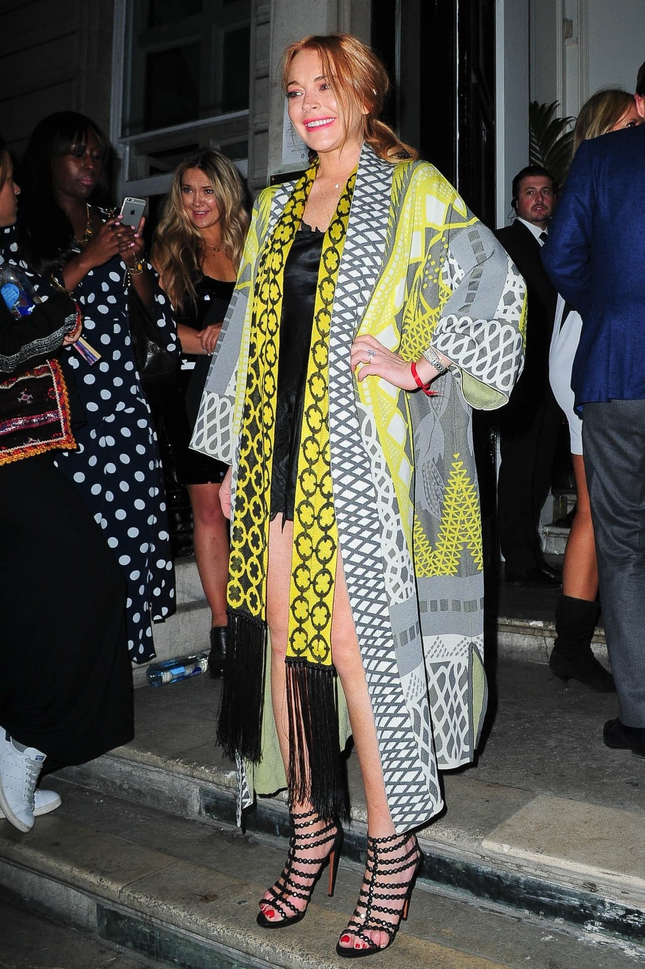 Lindsay Lohan brilló con un kimono muy lindo en el evento de una revista esta semana, la actriz supo elegir muy bien su atuendo y logró hacer del kimono algo adecuado para una fiesta, su vestido negro y las sandalias le quedaron bien con esa prenda.