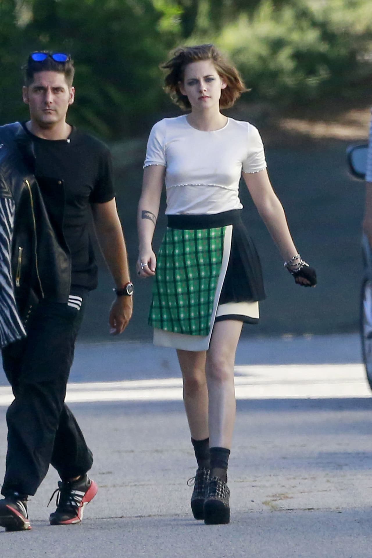 Kristen Stewart fue captada mientras realizaba una sesión fotográfica y por fin se encuentra entre las mejores vestidas. La actriz lució un atuendo muy ‘edgy’ pero lo hizo bien, son prendas que no cualquiera usaría y Kristen lo hace con mención honorifica.