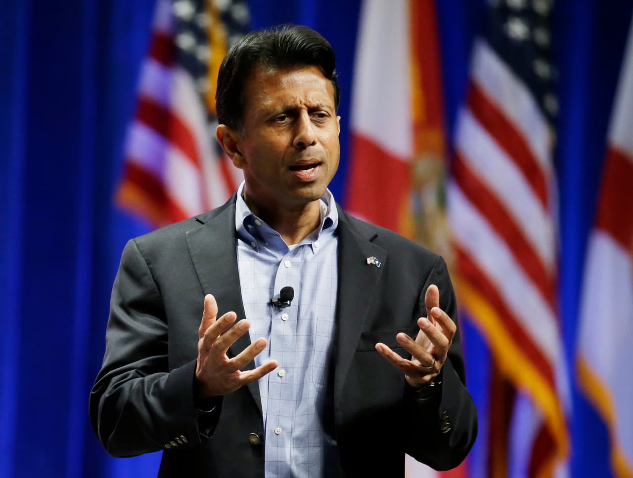 El republicano Bobby Jindal se retira de la campaña presidencial