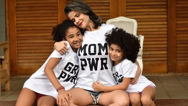 Cuidando das filhas o ano todo, Samara Felippo reflete sobre necessidade de elas irem para casa do pai 