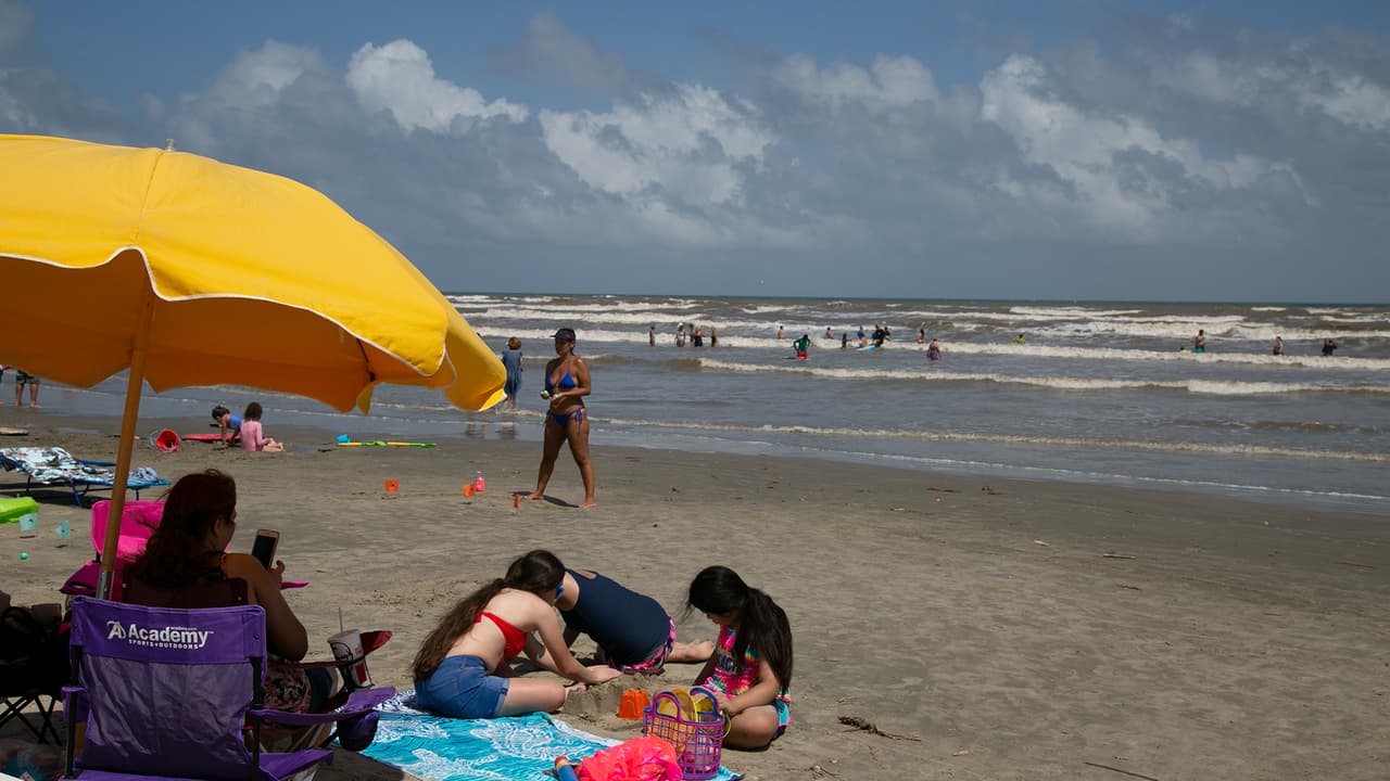 Texas entró en la fase 2 el 22 de mayo, cuando el gobernador, Greg Abbott, 
<a href="https://www.univision.com/local/houston-kxln/asi-fue-como-los-bares-de-houston-reabrieron-este-fin-de-semana-en-tiempos-de-coronavirus-fotos">permitió la reapertura de bares,</a> boliches, salones de bingo y acuarios.