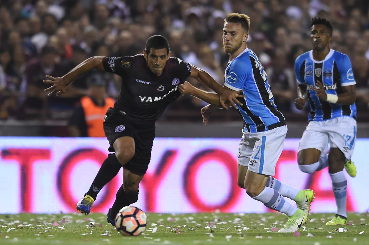 En el comienzo del juego, la iniciativa fue de parte del cuadro local en su intento por obtener el empate que lo metiera en la pelea por el título.